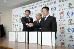 地域共創に係る連携協定を締結した（左から）鎌田副社長、小野町長、米田社長（１７日、音更町役場）