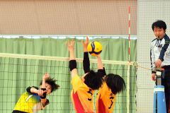 【女子決勝・下音更―札内東】下音更の渡邊麻妃（左奥）が正確なスパイクを放つ