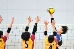 【女子決勝・下音更―札内東】下音更の渡邊麻妃（右奥）が強烈なスパイクを打つ