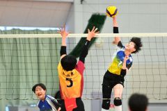 【女子決勝・下音更―札内東】下音更の渡邊麻妃（右奥）が強烈なスパイクを放つ