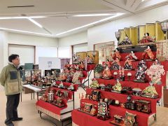 迫力満点の昭和のひな人形が並ぶ