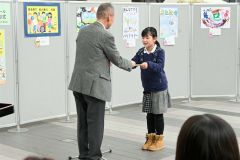 下野実行委員長から賞状を受け取る森田さん