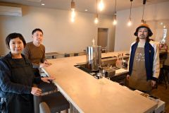 完成した「ウタリ」をＰＲするメンバー。右から高野代表、田中副社長、坂口社長