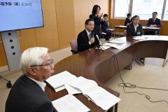 ２０２５年度予算案について説明する米沢市長（中央）