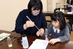 ハーバリウム作りに挑戦する参加者