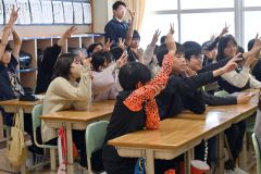 多良間小から出題されるクイズに答える中札内小の児童たち