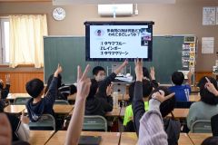多良間小から出題されるクイズに答える中札内小の児童たち