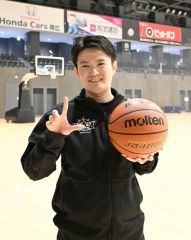 レバンガの頭文字「Ｌ」を作ったポーズで笑顔を見せる榎波さん