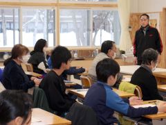 小中学生に交じって漢検を受ける４人（村教育委員会提供）