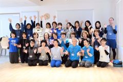 朝ヨガ感謝祭の参加者ら。前列左から３番目が小林さん