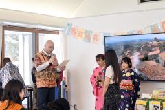 カラオケ大会で表彰文を読み上げるＪＩＣＡ帯広の根本直幸代表