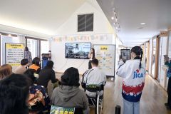 「有名な歌手になりたい」と話し、多文化共生☆ＫＡＲＡＯＫＥ大会の２連覇を達成したピピさん