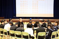 講師たちの言葉に耳を傾ける生徒たち