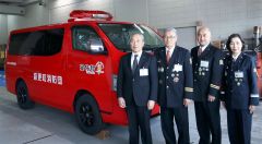 納車された災害活動車をお披露目する関係者ら。左から小野町長、有賀団長、中嶋副団長、山本副団長