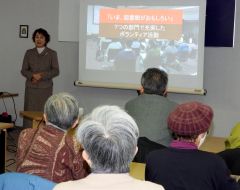 講演する石川さん（正面左）