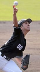 広島との練習試合で四回から登板し、２回を無失点に抑える好投を見せたロッテの河村説人（白樺学園高出）＝沖縄・コザしんきんスタジアム