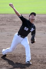 広島との練習試合で四回から登板し、２回を無失点に抑える好投を見せたロッテの河村説人（白樺学園高出）＝沖縄・コザしんきんスタジアム