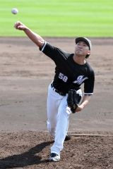 広島との練習試合で四回から登板し、２回を無失点に抑える好投を見せたロッテの河村説人（白樺学園高出）＝沖縄・コザしんきんスタジアム