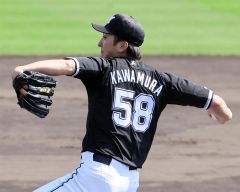 広島との練習試合で四回から登板し、２回を無失点に抑える好投を見せたロッテの河村説人（白樺学園高出）＝沖縄・コザしんきんスタジアム