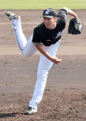 広島との練習試合で四回から登板し、２回を無失点に抑える好投を見せたロッテの河村説人（白樺学園高出）＝沖縄・コザしんきんスタジアム