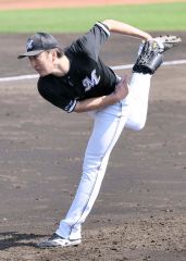 広島との練習試合で四回から登板し、２回を無失点に抑える好投を見せたロッテの河村説人（白樺学園高出）＝沖縄・コザしんきんスタジアム