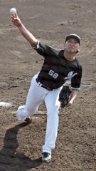 広島との練習試合で四回から登板し、２回を無失点に抑える好投を見せたロッテの河村説人（白樺学園高出）＝沖縄・コザしんきんスタジアム