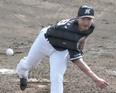 広島との練習試合で四回から登板し、２回を無失点に抑える好投を見せたロッテの河村説人（白樺学園高出）＝沖縄・コザしんきんスタジアム