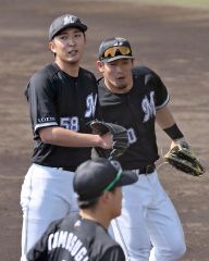 練習試合で四回に登板しランナーを許すも無失点に抑え、ベンチに戻るロッテの河村説人（左）＝沖縄・コザしんきんスタジアム