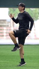 練習試合前に室内でウォーミングアップをするロッテの河村説人＝沖縄・コザしんきんドーム