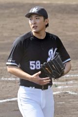 練習試合で四回に登板しランナーを許すも無失点に抑え、ベンチに戻るロッテの河村説人＝沖縄・コザしんきんスタジアム