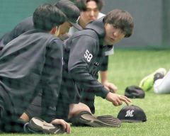 練習試合前に室内でウォーミングアップをするロッテの河村説人（右）＝沖縄・コザしんきんドーム