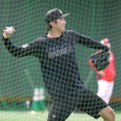 練習試合前に室内でウォーミングアップをするロッテの河村説人＝沖縄・コザしんきんドーム