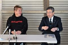 「大樹町産ローカル原料１００％」のウイスキー作りに期待の言葉を寄せる黒川町長（右）。左は堀江さん（須貝拓也撮影）