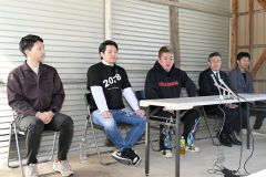 「大樹町産ローカル原料１００％」ウイスキー作りへの思いを語る堀江さん（中央）ら（須貝拓也撮影）