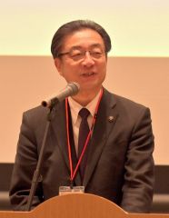 あいさつする米沢市長