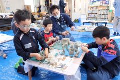 粘土で思い思いに動物を作った子どもたち