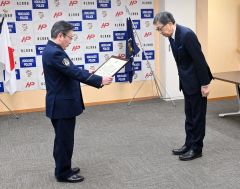 工藤署長から表彰状を受け取る若林会長