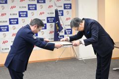 工藤署長から表彰状を受け取る若林会長
