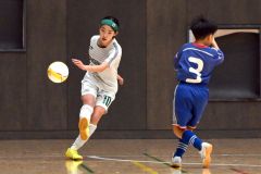 【フェニックストーナメントＢ１回戦・西帯広大空ＦＣｖｓＦＣ中標津】後半、ロングパスを出す西帯広大空ＦＣの黒沼双葉（左）＝金野和彦撮影