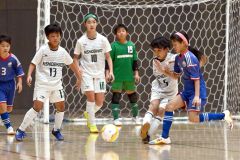 【フェニックストーナメントＢ１回戦・西帯広大空ＦＣｖｓＦＣ中標津】後半、自軍からパスを出す、西帯広大空ＦＣの浅野空（白色ユニホーム、右から２人目）＝金野和彦撮影
