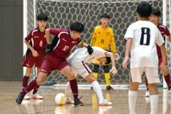 【フェニックストーナメントＡ準々決勝・開西つつじが丘ＪｒＦＣｖｓＶＩＴＡ】後半、激しくボー類を奪う開西つつじが丘の田村柊斗主将（えんじ色ユニホーム、手前）（金野和彦撮影）