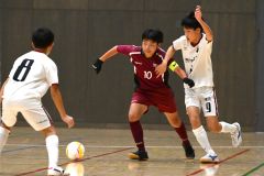 【フェニックストーナメントＡ準々決勝・開西つつじが丘ＪｒＦＣｖｓＶＩＴＡ】前半、ボールを奪い合う開西つつじが丘の田村柊斗主将（えんじ色ユニホーム、中央）（金野和彦撮影）