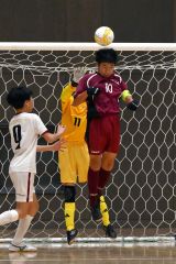 【フェニックストーナメントＡ準々決勝・開西つつじが丘ＪｒＦＣｖｓＶＩＴＡ】前半、自軍のゴール前を守る開西つつじが丘の田村柊斗主将（えんじ色、右）＝金野和彦撮影