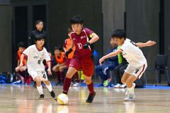 【フェニックストーナメントＡ準々決勝・開西つつじが丘ＪｒＦＣｖｓＶＩＴＡ】後半、ドリブルで攻め上がる開西つつじが丘の田村柊斗主将（えんじ色ユニホーム、中央）（金野和彦撮影）