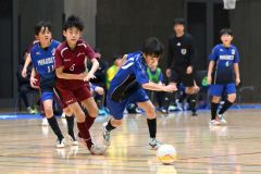 【フェニックストーナメントＡ１回戦・Ｓｐｏ－ＲＥ幕別札内ＦＣ　ＢＬＵＥ―開西つつじが丘ＪｒＦＣ】前半、中盤でボールを奪い、攻撃に転じる幕別札内の大籠李音（青色ユニホーム、手前）＝金野和彦撮影