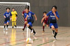 【フェニックストーナメントＡ１回戦・Ｓｐｏ－ＲＥ幕別札内ＦＣ　ＢＬＵＥ―開西つつじが丘ＪｒＦＣ】後半、ボールを奪いに走る幕別札内の阿部匠（右）＝金野和彦撮影