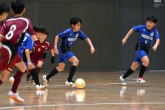 【フェニックストーナメントＡ１回戦・Ｓｐｏ－ＲＥ幕別札内ＦＣ　ＢＬＵＥ―開西つつじが丘ＪｒＦＣ】前半、相手陣地へ攻め入る幕別札内の阿部匠（青色ユニホーム、中央）＝金野和彦撮影