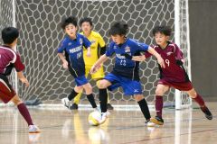 【フェニックストーナメントＡ１回戦・Ｓｐｏ－ＲＥ幕別札内ＦＣ　ＢＬＵＥ―開西つつじが丘ＪｒＦＣ】前半、自軍で相手からボールを奪う、幕別札内の道見進次郎主将（青色ユニホーム、手前）＝金野和彦撮影