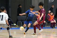 【フェニックストーナメントＡ１回戦・Ｓｐｏ－ＲＥ幕別札内ＦＣ　ＢＬＵＥ―開西つつじが丘ＪｒＦＣ】前半、シュート放つ幕別札内の阿部匠（青色ユニホーム、中央）＝金野和彦撮影
