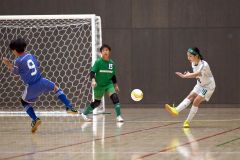 【フェニックストーナメントＢ１回戦・西帯広大空ＦＣｖｓＦＣ中標津】前半、ロングパスを出す西帯広大空ＦＣの黒沼双葉（白色ユニホーム、右）＝金野和彦撮影
